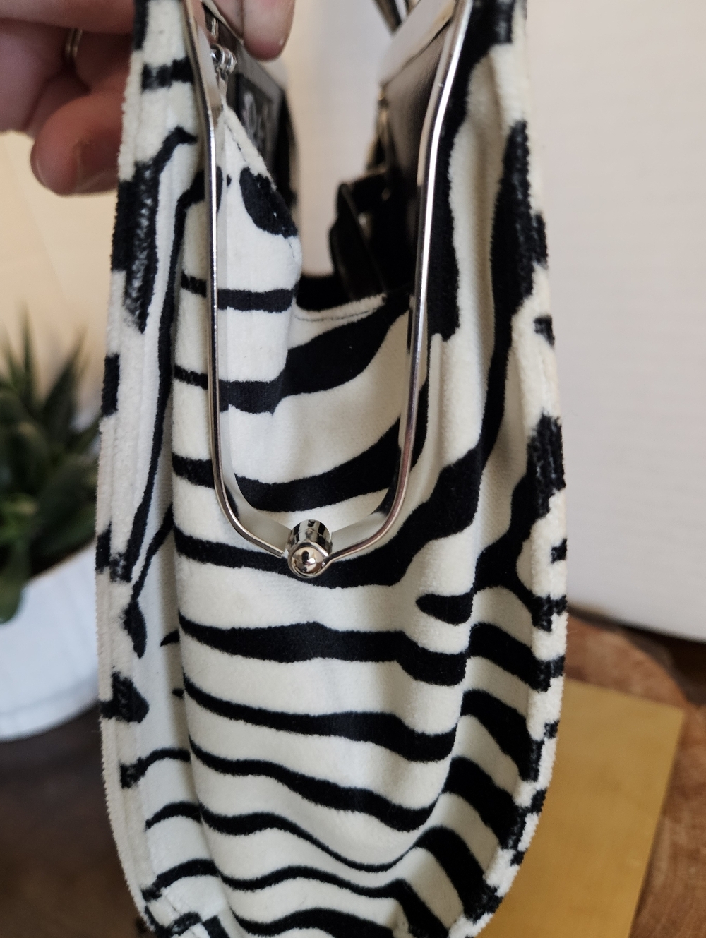Vintage d' Ro~Too Italian Zebra Print Top Handle Purse W/Kiss Lock - Picture 3 of 10